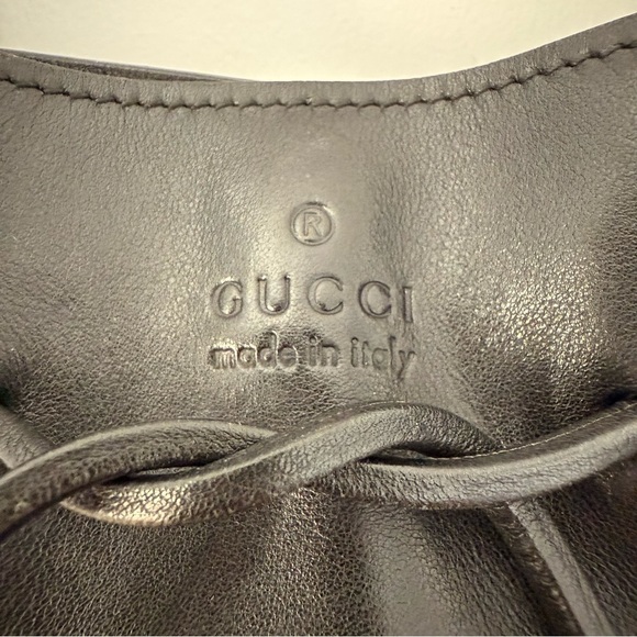 Vintage Gucci black leather drawstring medium shoulder tote bag - Picture 4 of 16